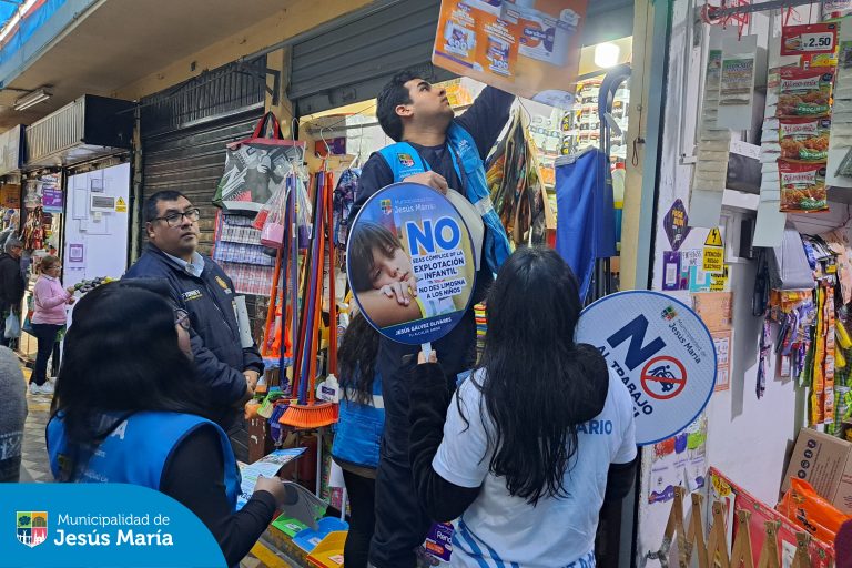 En un trabajo coordinado, el equipo de la #DEMUNA, el Ministerio Público, Seguridad Ciudadana, 👮🏻♂️y voluntarios del programa #JesúsMaríaSomosTodos realizaron un operativo de Prevención y Sensibilización Contra el Trabajo Infantil en los interiores del Mercado Huiracocha y alrededores. Además, brindaron charlas sobre la importancia de erradicar el trabajo infantil y la mendicidad de niñas, niños y adolescentes.