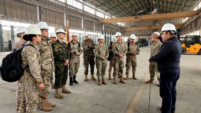 Visitantes de la escuela de material de guerra en la plamta de metales FAME