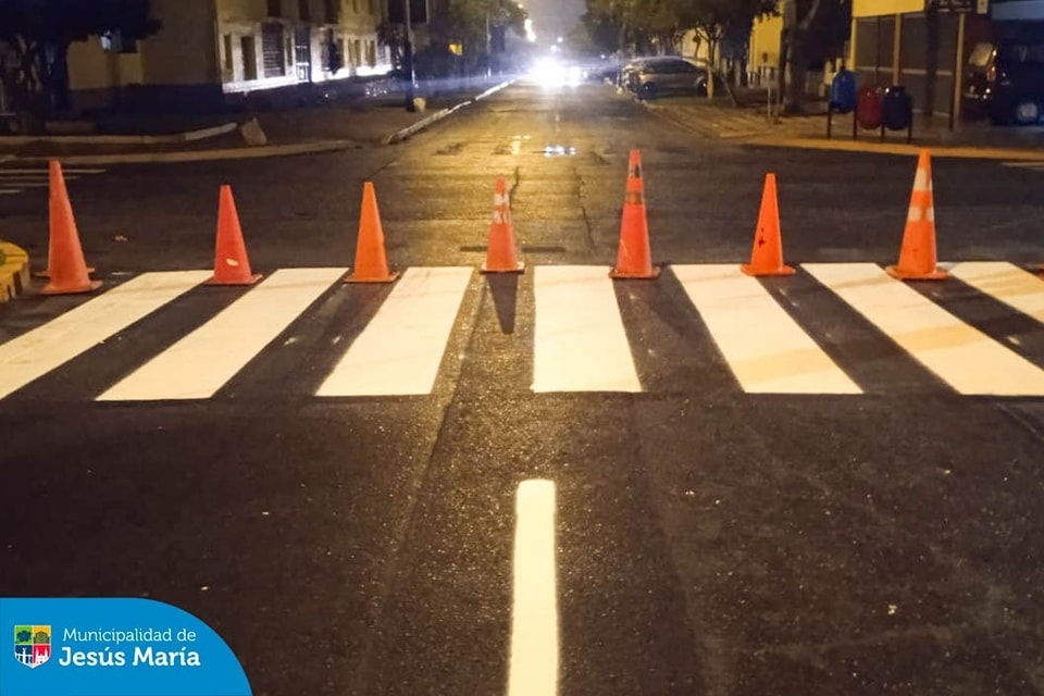 Con el objetivo de garantizar que nuestras calles y avenidas estén en óptimas condiciones para el tránsito de todos los vecinos y visitantes, nuestro equipo realizó el pintado nocturno de la señalización en la avenida Horacio Urteaga. 🚧 🌙
Seguiremos trabajando por un mejor distrito