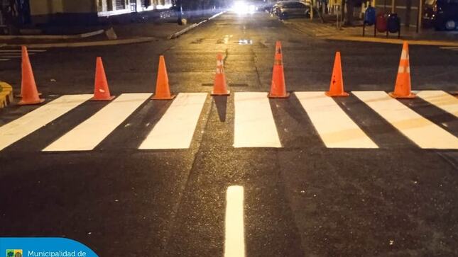 Con el objetivo de garantizar que nuestras calles y avenidas estén en óptimas condiciones para el tránsito de todos los vecinos y visitantes, nuestro equipo realizó el pintado nocturno de la señalización en la avenida Horacio Urteaga. 🚧 🌙
Seguiremos trabajando por un mejor distrito