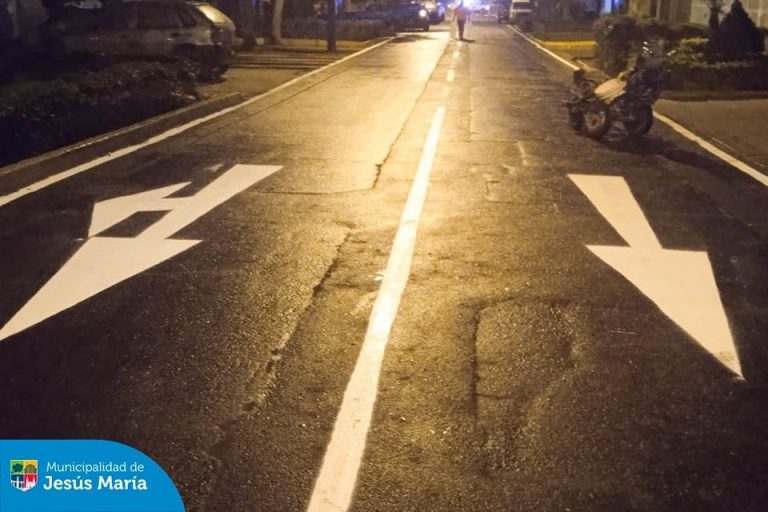 Con el objetivo de garantizar que nuestras calles y avenidas estén en óptimas condiciones para el tránsito de todos los vecinos y visitantes, nuestro equipo realizó el pintado nocturno de la señalización en la avenida Horacio Urteaga. 🚧 🌙
Seguiremos trabajando por un mejor distrito