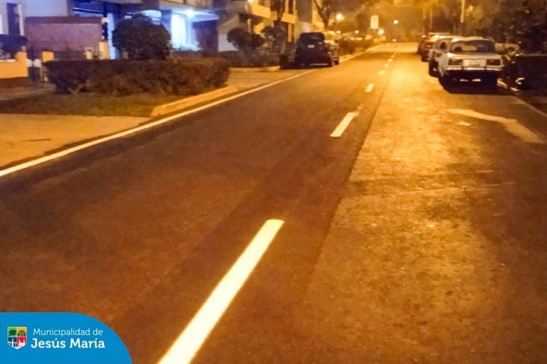 Con el objetivo de garantizar que nuestras calles y avenidas estén en óptimas condiciones para el tránsito de todos los vecinos y visitantes, nuestro equipo realizó el pintado nocturno de la señalización en la avenida Horacio Urteaga. 🚧 🌙
Seguiremos trabajando por un mejor distrito