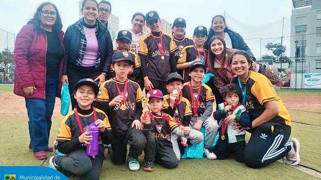En una jornada llena de deporte y alegría, nuestras Semillitas Beisboleras U10 brillaron en la cancha demostrando su pasión y talento en cada jugada. 🧢⚾
Gracias a todos los vecinos y fanáticos que vinieron a apoyar a estos pequeños campeones. ¡Su entusiasmo hizo de este festival un éxito total!
