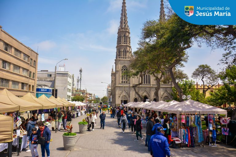 Nuestros vecinos disfrutaron de un día emocionante lleno de actividades en la Plaza San José. 🤩 ¡Gracias a todos los que asistieron y gozaron juntos de un #JesúsMaríaEnFamilia! 🥳 ¡Pronto anunciaremos una nueva edición de esta gran actividad familiar, permanezcan atentos!