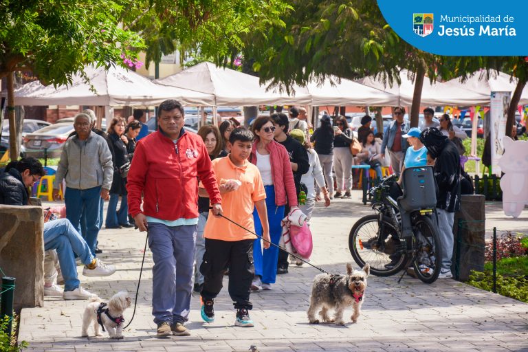 Nuestros vecinos disfrutaron de un día emocionante lleno de actividades en la Plaza San José. 🤩 ¡Gracias a todos los que asistieron y gozaron juntos de un #JesúsMaríaEnFamilia! 🥳 ¡Pronto anunciaremos una nueva edición de esta gran actividad familiar, permanezcan atentos!