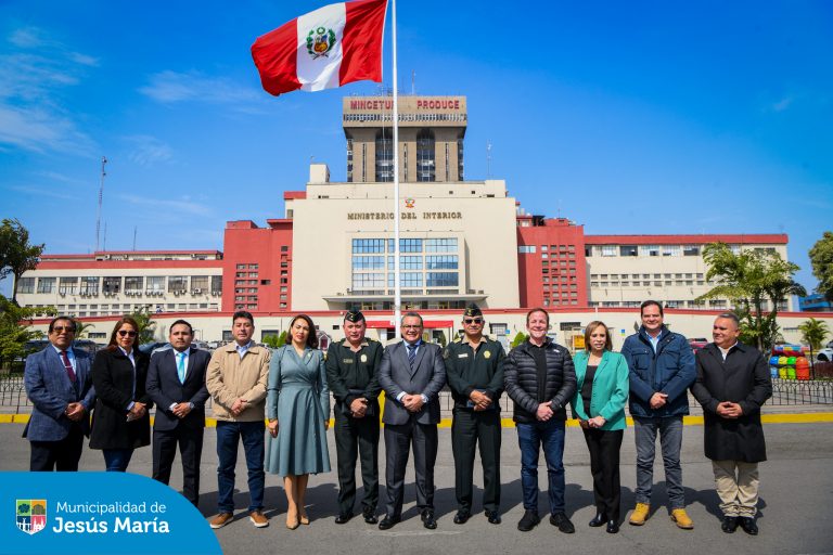 Nuestro alcalde Jesús Gálvez, sostuvo una importante reunión con el Ministro del Interior, Juan Santiváñez y otros alcaldes distritales para tratar temas cruciales sobre la Seguridad Ciudadana. 🚨
👉🏻 Este encuentro refuerza nuestro compromiso de seguir trabajando de la mano con todas las autoridades para garantizar la tranquilidad de todos los vecinos.