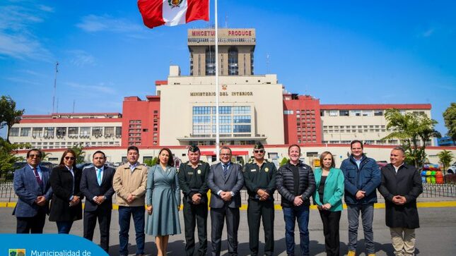 Nuestro alcalde Jesús Gálvez, sostuvo una importante reunión con el Ministro del Interior, Juan Santiváñez y otros alcaldes distritales para tratar temas cruciales sobre la Seguridad Ciudadana. 🚨
👉🏻 Este encuentro refuerza nuestro compromiso de seguir trabajando de la mano con todas las autoridades para garantizar la tranquilidad de todos los vecinos.