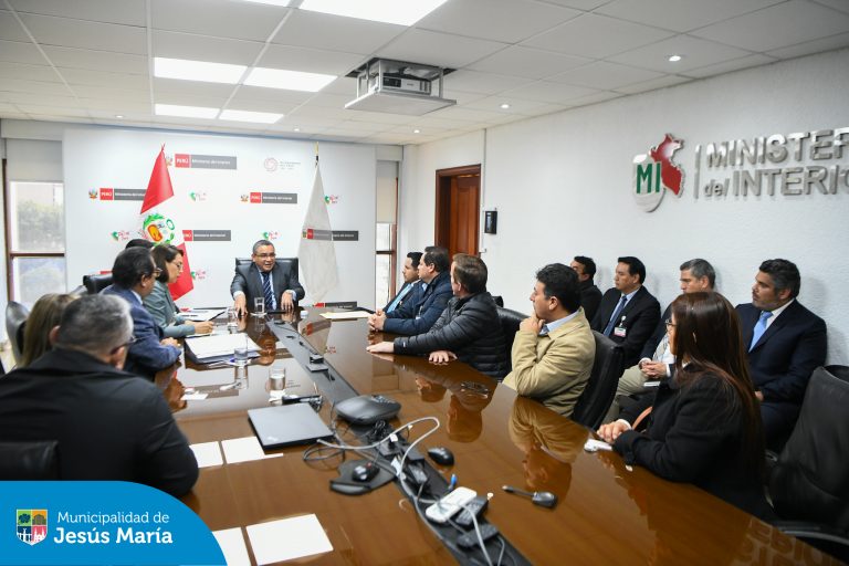 Nuestro alcalde Jesús Gálvez, sostuvo una importante reunión con el Ministro del Interior, Juan Santiváñez y otros alcaldes distritales para tratar temas cruciales sobre la Seguridad Ciudadana. 🚨
👉🏻 Este encuentro refuerza nuestro compromiso de seguir trabajando de la mano con todas las autoridades para garantizar la tranquilidad de todos los vecinos.