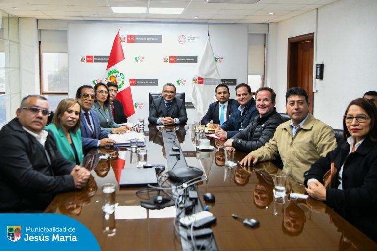 Nuestro alcalde Jesús Gálvez, sostuvo una importante reunión con el Ministro del Interior, Juan Santiváñez y otros alcaldes distritales para tratar temas cruciales sobre la Seguridad Ciudadana. 🚨
👉🏻 Este encuentro refuerza nuestro compromiso de seguir trabajando de la mano con todas las autoridades para garantizar la tranquilidad de todos los vecinos.