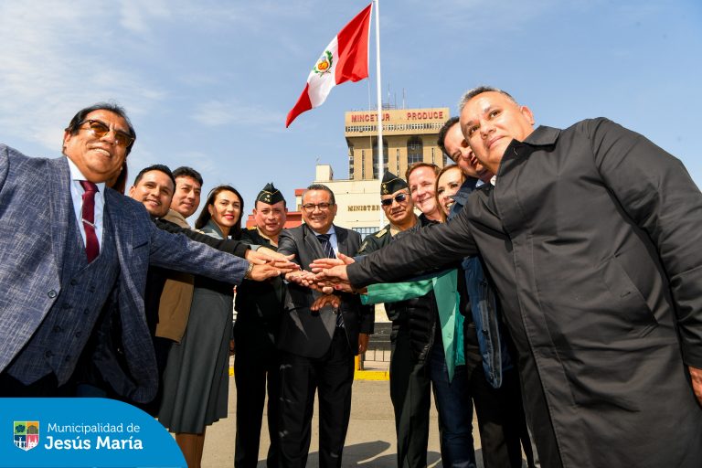 Nuestro alcalde Jesús Gálvez, sostuvo una importante reunión con el Ministro del Interior, Juan Santiváñez y otros alcaldes distritales para tratar temas cruciales sobre la Seguridad Ciudadana. 🚨
👉🏻 Este encuentro refuerza nuestro compromiso de seguir trabajando de la mano con todas las autoridades para garantizar la tranquilidad de todos los vecinos.