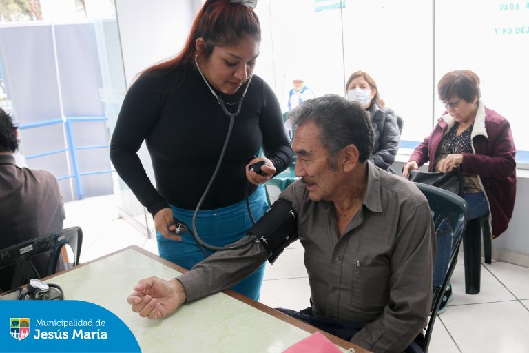 Vecinos de la tercera edad se beneficiaron con una jornada de salud gratuita, 🩺 organizada con apoyo del Policlínico Alerta Médica y la Dirección de Redes Integradas de Salud Lima Centro. 💊
☝️ ¡Mañana es nuestro último día! Los esperamos en avenida San Felipe cuadra 3 de🕘 9:00 a.m. a 1:00 p.m.