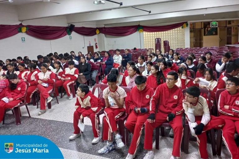 Alumnos y docentes del Colegio Corazón de Jesús, participaron de una charla sobre la sexualidad en la adolescencia, organizada por la DEMUNA de Jesús María. ✨
Agradecemos a las instituciones educativas que demuestran su compromiso con la formación integral de nuestros jóvenes.