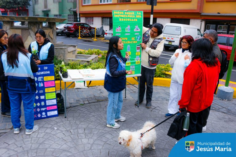 Realizamos la campaña ¡Menos plástico, más vida! de nuestro programa ambiental EDUCCA. 💚 En la jornada, brindamos charlas informativas sobre las consecuencias negativas del plástico en el medio ambiente y el uso de alternativas ecoamigables. 🌎
Además, todos los vecinos que participaron de las dinámicas, se llevaron a casa una hermosa plantita ornamental.