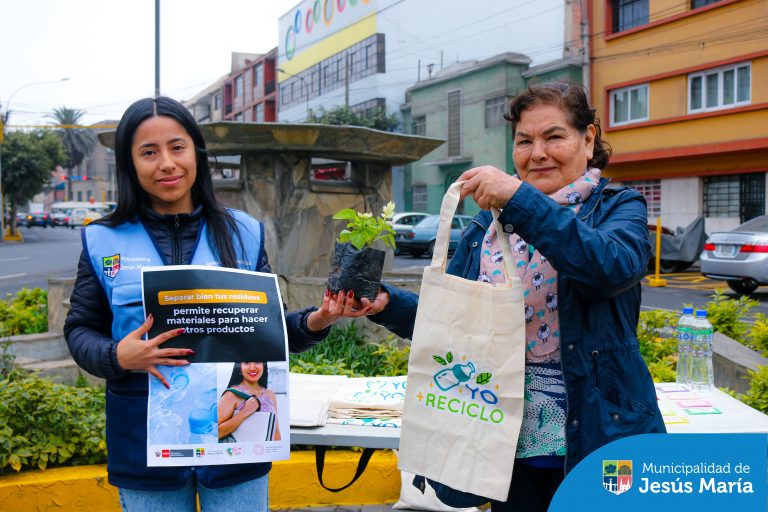 Realizamos la campaña ¡Menos plástico, más vida! de nuestro programa ambiental EDUCCA. 💚 En la jornada, brindamos charlas informativas sobre las consecuencias negativas del plástico en el medio ambiente y el uso de alternativas ecoamigables. 🌎
Además, todos los vecinos que participaron de las dinámicas, se llevaron a casa una hermosa plantita ornamental.