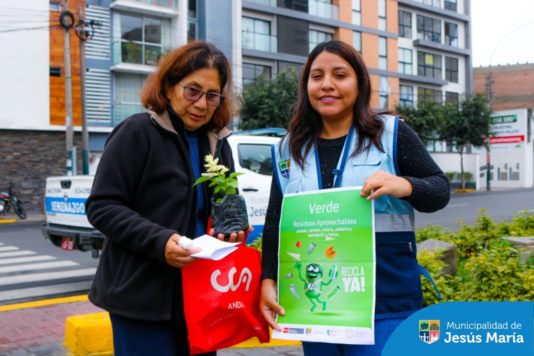 Realizamos la campaña ¡Menos plástico, más vida! de nuestro programa ambiental EDUCCA. 💚 En la jornada, brindamos charlas informativas sobre las consecuencias negativas del plástico en el medio ambiente y el uso de alternativas ecoamigables. 🌎
Además, todos los vecinos que participaron de las dinámicas, se llevaron a casa una hermosa plantita ornamental.