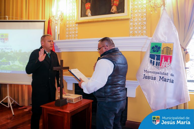 Con la finalidad de lograr una gestión ambiental participativa y coordinada entre los vecinos, el sector público y privado, hemos reactivado la Comisión Ambiental Municipal (CAM), bajo el liderazgo de nuestro alcalde Jesús Gálvez. 🙌 En esta primera sesión, se realizó la juramentación de los miembros y la aprobación del Plan de Trabajo para comenzar con fuerza nuestras acciones a favor del planeta.
¡Juntos, avanzamos hacia un futuro más verde y sostenible!