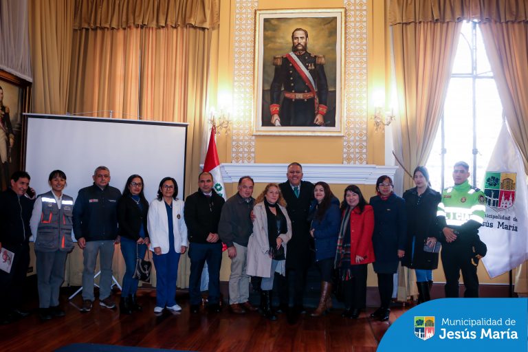 Con la finalidad de lograr una gestión ambiental participativa y coordinada entre los vecinos, el sector público y privado, hemos reactivado la Comisión Ambiental Municipal (CAM), bajo el liderazgo de nuestro alcalde Jesús Gálvez. 🙌 En esta primera sesión, se realizó la juramentación de los miembros y la aprobación del Plan de Trabajo para comenzar con fuerza nuestras acciones a favor del planeta.
¡Juntos, avanzamos hacia un futuro más verde y sostenible!