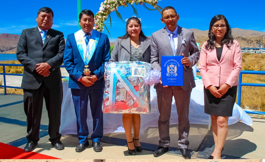 A orillas del majestuoso lago Titicaca 51 parejas se dieron el sí en el matrimonio civil comunitario 2024