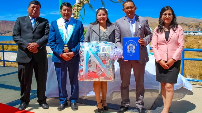 A orillas del majestuoso lago Titicaca 51 parejas se dieron el sí en el matrimonio civil comunitario 2024