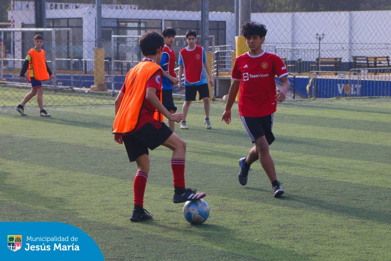 Con mucho entusiasmo, recibimos a nuestros jóvenes jesusmarianos que dejaron todo en la cancha durante la convocatoria para la Selección Masculina Municipal de Fútbol. ⚽ Su talento y pasión nos motivan a seguir apoyando el deporte en el distrito. 🤩 ¡Felicitaciones a todos los participantes!