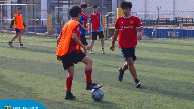 Con mucho entusiasmo, recibimos a nuestros jóvenes jesusmarianos que dejaron todo en la cancha durante la convocatoria para la Selección Masculina Municipal de Fútbol. ⚽ Su talento y pasión nos motivan a seguir apoyando el deporte en el distrito. 🤩 ¡Felicitaciones a todos los participantes!