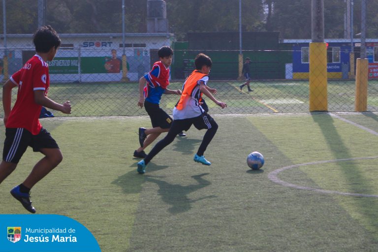 Con mucho entusiasmo, recibimos a nuestros jóvenes jesusmarianos que dejaron todo en la cancha durante la convocatoria para la Selección Masculina Municipal de Fútbol. ⚽ Su talento y pasión nos motivan a seguir apoyando el deporte en el distrito. 🤩 ¡Felicitaciones a todos los participantes!
