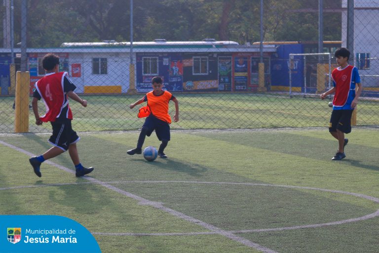 Con mucho entusiasmo, recibimos a nuestros jóvenes jesusmarianos que dejaron todo en la cancha durante la convocatoria para la Selección Masculina Municipal de Fútbol. ⚽ Su talento y pasión nos motivan a seguir apoyando el deporte en el distrito. 🤩 ¡Felicitaciones a todos los participantes!