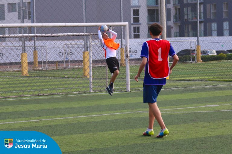 Con mucho entusiasmo, recibimos a nuestros jóvenes jesusmarianos que dejaron todo en la cancha durante la convocatoria para la Selección Masculina Municipal de Fútbol. ⚽ Su talento y pasión nos motivan a seguir apoyando el deporte en el distrito. 🤩 ¡Felicitaciones a todos los participantes!