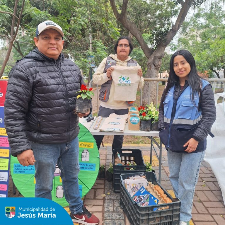 Se realizó la Campaña “Ruta de Reciclaje” en el Parque Los Bomberos. ♻️ Nuestros vecinos asistentes demostraron su compromiso con el medio ambiente al intercambiar residuos aprovechables por hermosas plantitas ornamentales y otros incentivos ecológicos. 🌸🌍
¡Gracias por ser parte del cambio y sumarse al Programa “Yo Reciclo”!