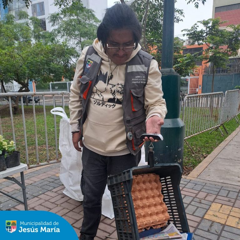Se realizó la Campaña “Ruta de Reciclaje” en el Parque Los Bomberos. ♻️ Nuestros vecinos asistentes demostraron su compromiso con el medio ambiente al intercambiar residuos aprovechables por hermosas plantitas ornamentales y otros incentivos ecológicos. 🌸🌍
¡Gracias por ser parte del cambio y sumarse al Programa “Yo Reciclo”!