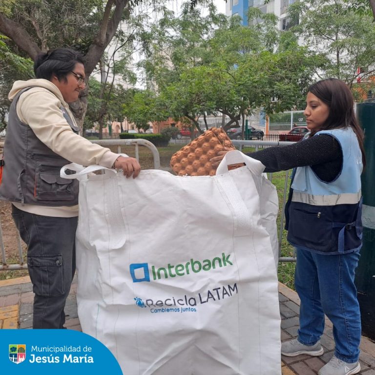 Se realizó la Campaña “Ruta de Reciclaje” en el Parque Los Bomberos. ♻️ Nuestros vecinos asistentes demostraron su compromiso con el medio ambiente al intercambiar residuos aprovechables por hermosas plantitas ornamentales y otros incentivos ecológicos. 🌸🌍
¡Gracias por ser parte del cambio y sumarse al Programa “Yo Reciclo”!