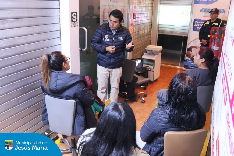 Continuando con las capacitaciones del Programa de Formalización de Autorizaciones Municipales, ⛑ nuestros equipos de la Subgerencia de Gestión del Riesgo de Desastres, 👷🏻 Control y Fiscalización y Desarrollo Económico, llegaron a la Galería Pulgas Doradas para brindar charlas sobre evacuación en casos de sismos, manejo de extintores 🧯 y primeros auxilios.