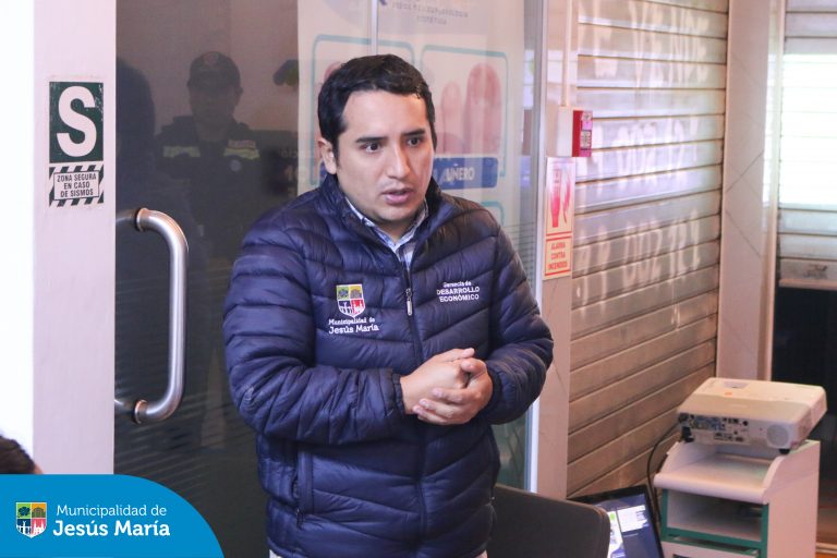 Continuando con las capacitaciones del Programa de Formalización de Autorizaciones Municipales, ⛑ nuestros equipos de la Subgerencia de Gestión del Riesgo de Desastres, 👷🏻 Control y Fiscalización y Desarrollo Económico, llegaron a la Galería Pulgas Doradas para brindar charlas sobre evacuación en casos de sismos, manejo de extintores 🧯 y primeros auxilios.