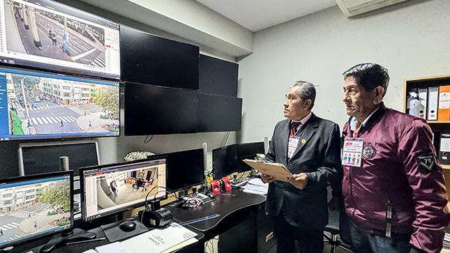Huacho. – La Contraloría General implementó el Programa de Mentores de Control Social en la región Lima Provincias por lo que, como parte de este proceso, dos adultos mayores realizaron la primera vigilancia ciudadana para verificar el cumplimiento de las recomendaciones sobre el funcionamiento y operatividad de las cámaras de videovigilancia de la Municipalidad Provincial de Huaura.