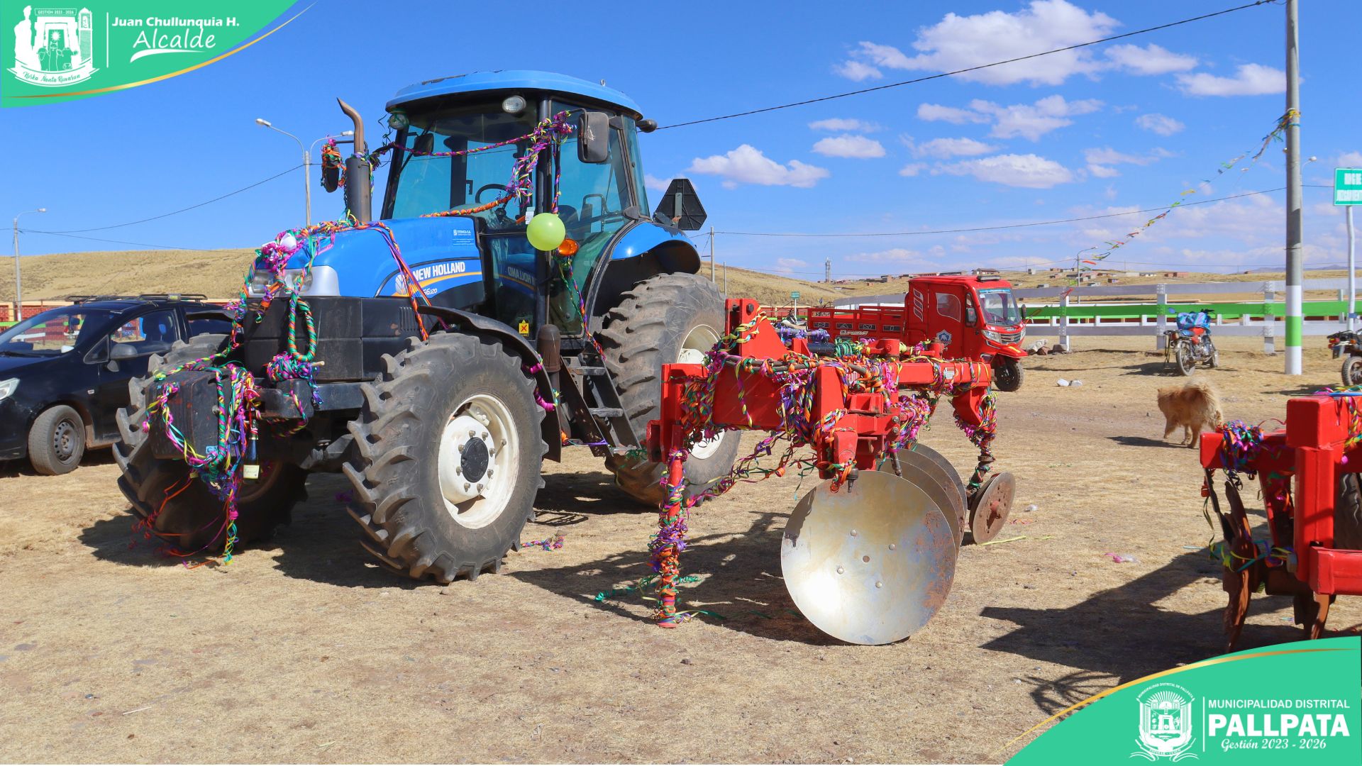 Así mismo se hizo la entrega a la asociación de alpaqueros del distrito de Pallpata un tractor New Halland en calidad de uso en préstamo, cumpliendo así nuestro acalde con su compromiso.