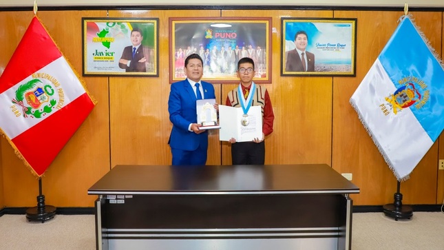 Alcalde Javier Ponce reconoce a estudiante puneño que participará en olimpiada internacional de informática organizada en Egipto