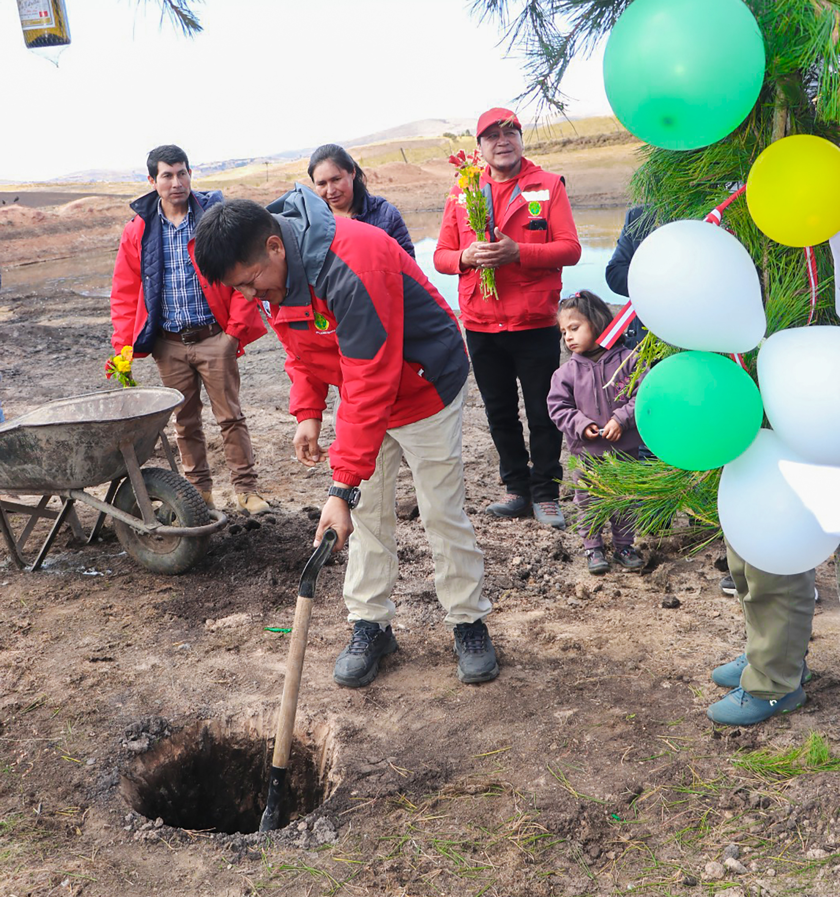 DRA Ayacucho realiza colocación de primera piedra para la construcción una de qocha en Huambalpa