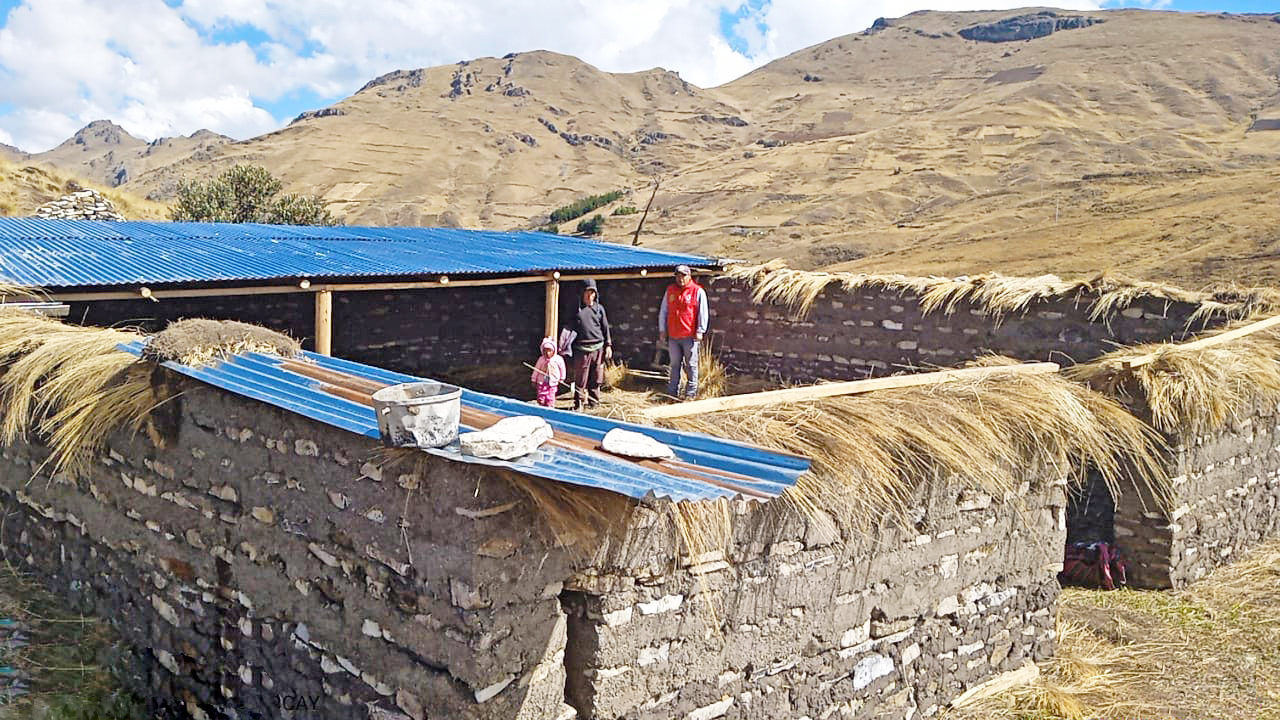 Coordinan acciones para la construcción de 34 cobertizos en Chuschi