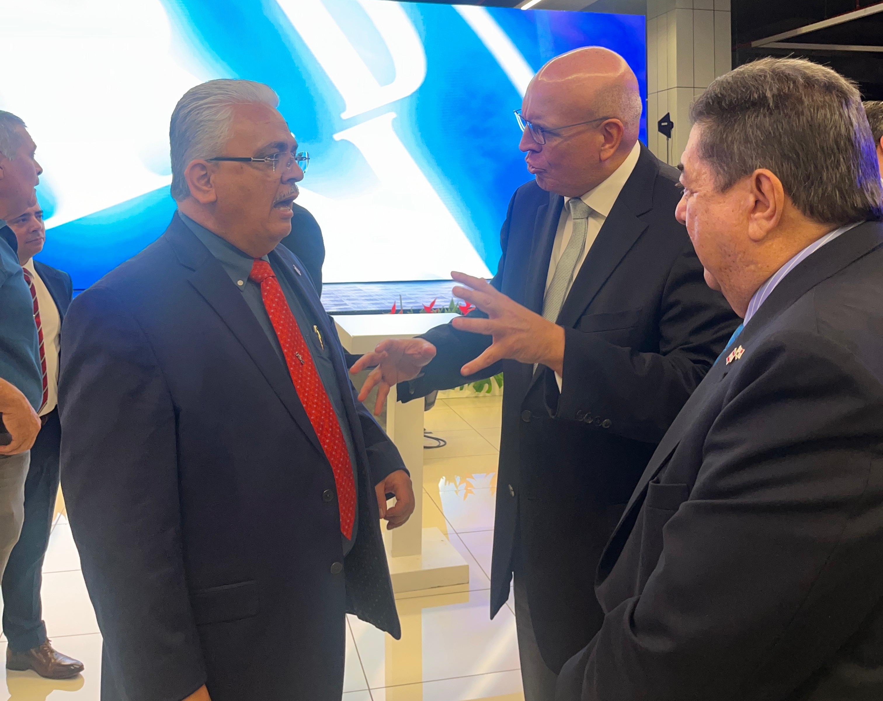 Embajador del Perú Mario Lopéz Chavarri y Agregado Civil Mario D'Andrea