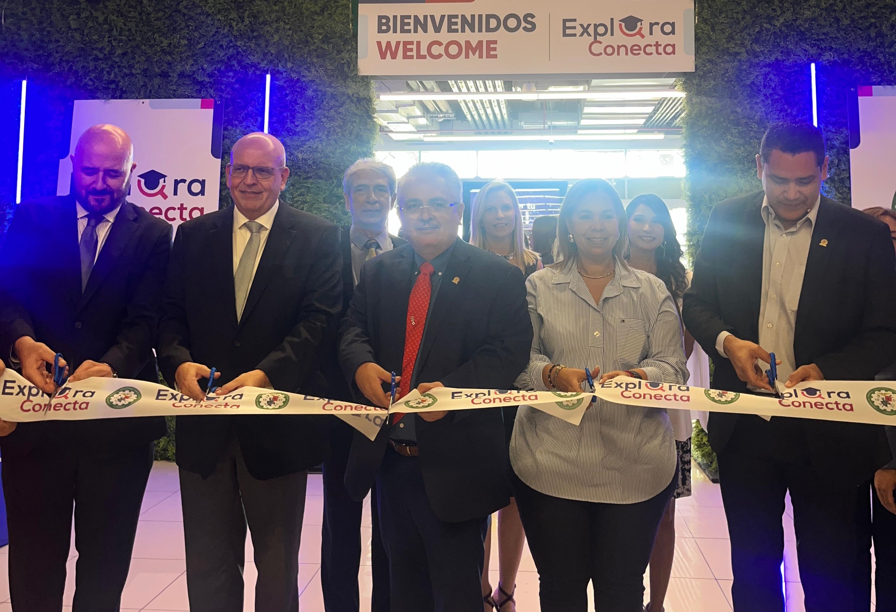 Embajador del Perú Mario Lopéz Chavarri en corte de cinta con autoridades de David - Chiriqui