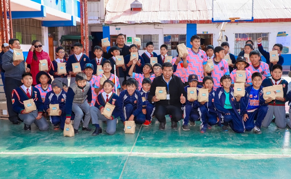 Campaña de sensibilizacion “Construyamos juntos un futuro sostenible de nuestra bahía y el lago Titicaca de Puno” llega a la I.E.P.N° 70024