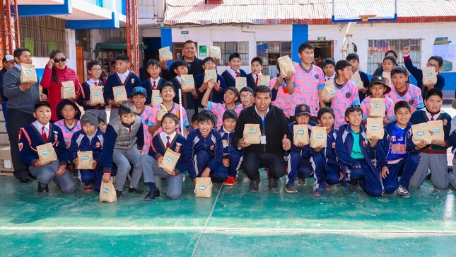 Campaña de sensibilizacion “Construyamos juntos un futuro sostenible de nuestra bahía y el lago Titicaca de Puno” llega a la I.E.P.N° 70024 