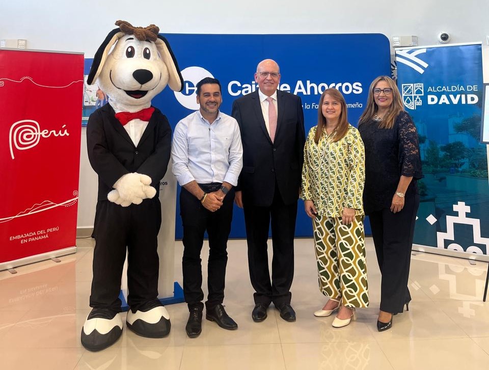 Embajadador del Perú en Panamá con autoridades de David - Chiriqui