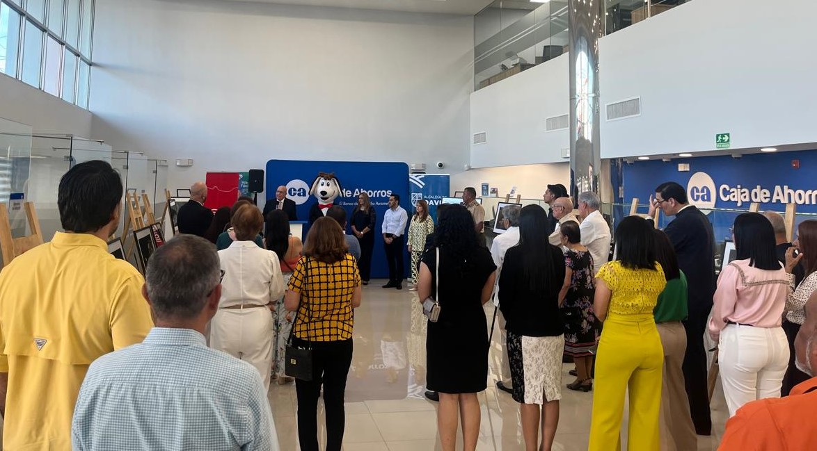 Público asistente a la Inauguracion de la Muestra "Migrantes"