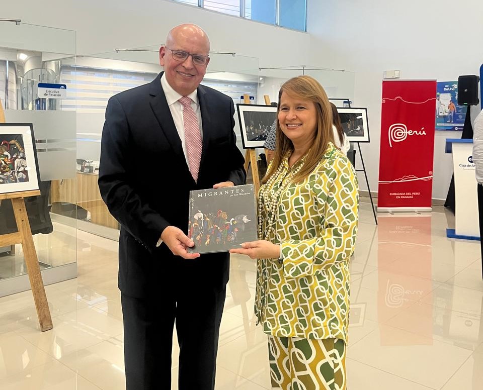 Entrega de Libro "Migrantes" por parte del Embajador del Perú a la Lic. María Isabel Tribaldos Gerente Directiva de Área de Negocios de la Caja de Ahorros.