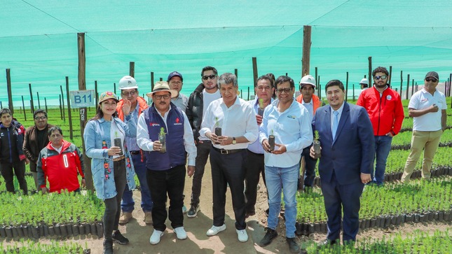Fotografía de las autoridades en el vivero Forestal de la Mancomunidad Regional de Los Andes.