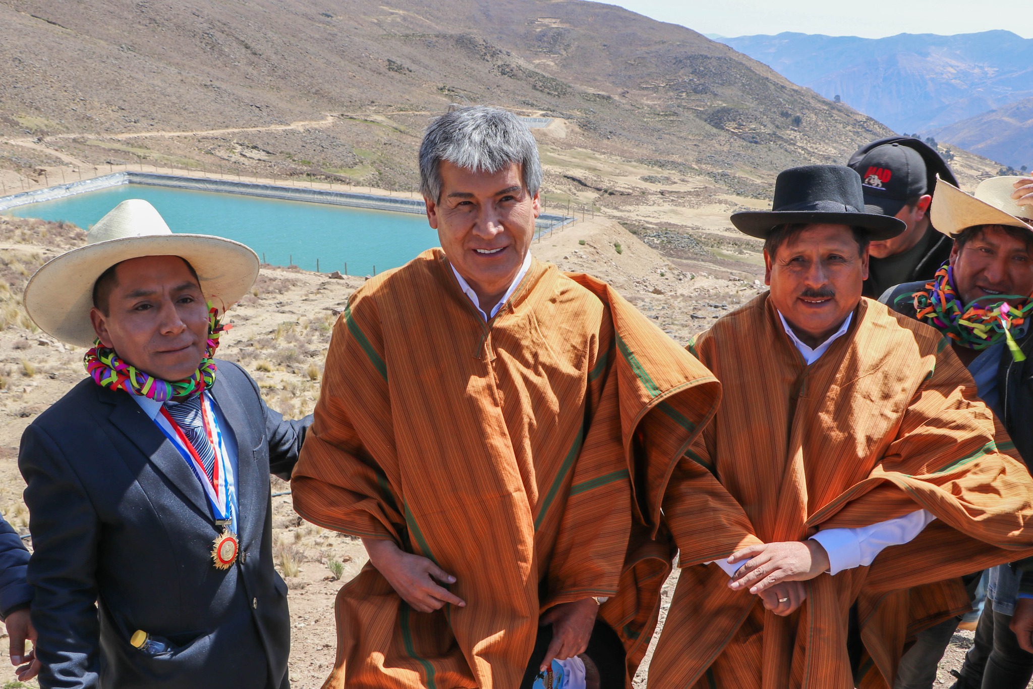 Gobernadores Regionales constatando la construcción de reservorios.