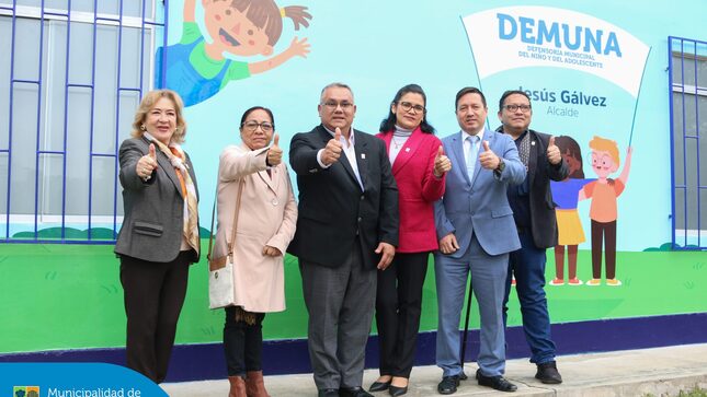En una emotiva ceremonia, se inauguró el nuevo local de la Defensoría Municipal del Niño, Niña y Adolescente (DEMUNA) 👦🏻👧🏼 en la Concha Acústica del Campo de Marte. ✨
☝🏻 Nuestro alcalde Jesús Gálvez, acompañado de regidores, funcionarios y colegios invitados, realizaron un recorrido por este espacio renovado, que nos permitirá seguir protegiendo y garantizando los derechos de los más pequeños.
✨¡Un gran paso para un futuro mejor