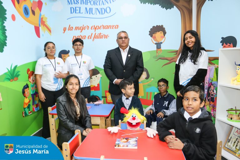 En una emotiva ceremonia, se inauguró el nuevo local de la Defensoría Municipal del Niño, Niña y Adolescente (DEMUNA) 👦🏻👧🏼 en la Concha Acústica del Campo de Marte. ✨
☝🏻 Nuestro alcalde Jesús Gálvez, acompañado de regidores, funcionarios y colegios invitados, realizaron un recorrido por este espacio renovado, que nos permitirá seguir protegiendo y garantizando los derechos de los más pequeños.
✨¡Un gran paso para un futuro mejor