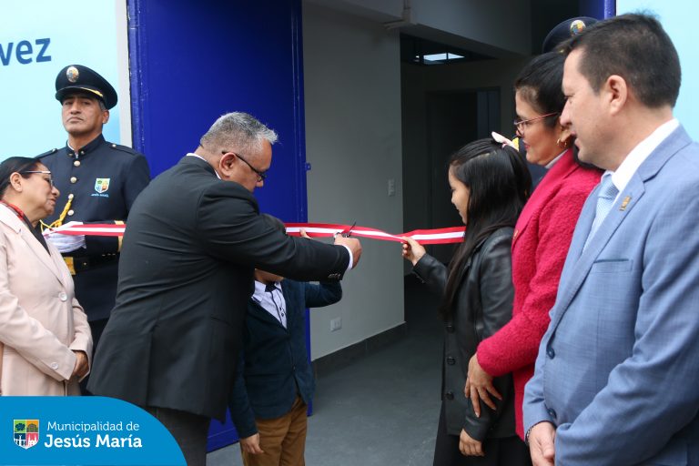 En una emotiva ceremonia, se inauguró el nuevo local de la Defensoría Municipal del Niño, Niña y Adolescente (DEMUNA) 👦🏻👧🏼 en la Concha Acústica del Campo de Marte. ✨
☝🏻 Nuestro alcalde Jesús Gálvez, acompañado de regidores, funcionarios y colegios invitados, realizaron un recorrido por este espacio renovado, que nos permitirá seguir protegiendo y garantizando los derechos de los más pequeños.
✨¡Un gran paso para un futuro mejor